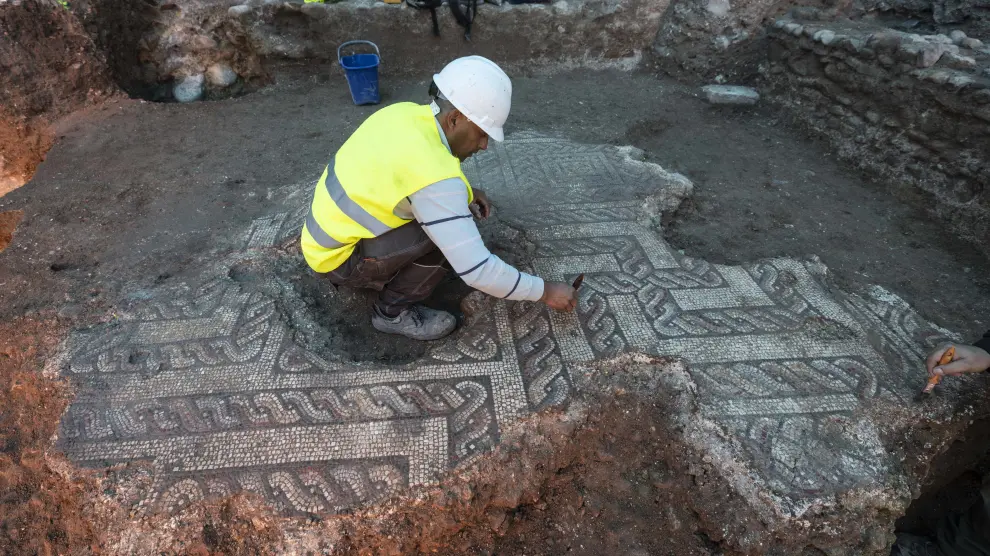 El mosaico de la plaza de Ecce Homo, durante las tareas de limpieza previas a su levantamiento y traslado.