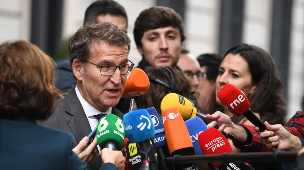 El presidente del PP, Alberto Núñez Feijóo, ofrece declaraciones a los medios a su salida de la segunda sesión del debate de investidura de Pedro Sánchez