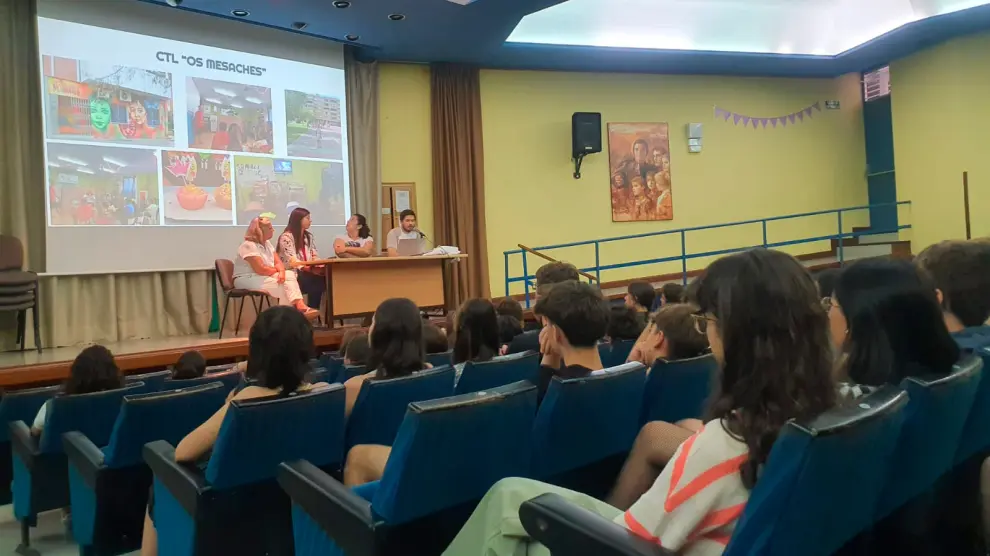 Sesión informativa en el salón de actos del Colegio El Pilar Maristas.