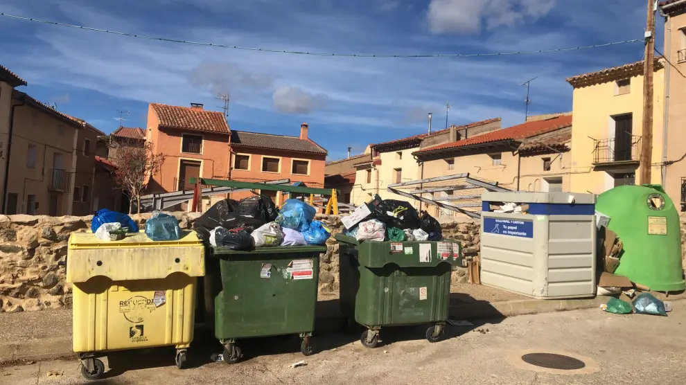 Contenedores desbordados de residuos en Burbáguena a raíz de la huelga.