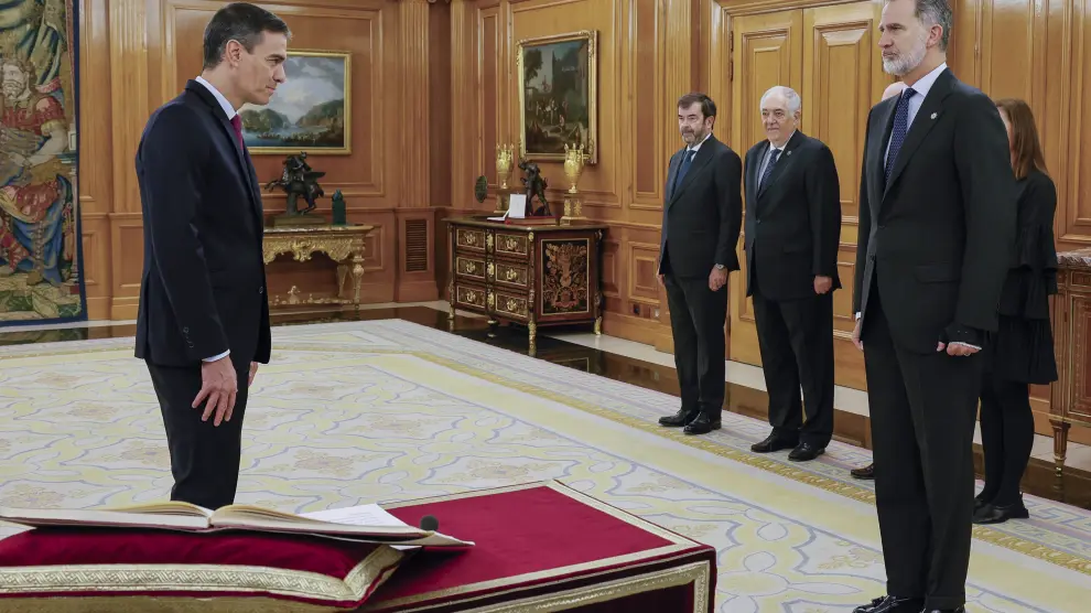 Fotos de Pedro Sánchez prometiendo el cargo de presidente ante el Rey