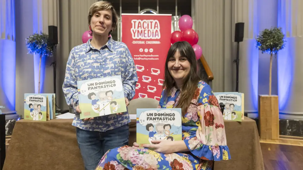 La ilustradora Pilar Serrano (izquierda) y la escritora Paula Beltrán, con el libro 'Un domingo fantástico'