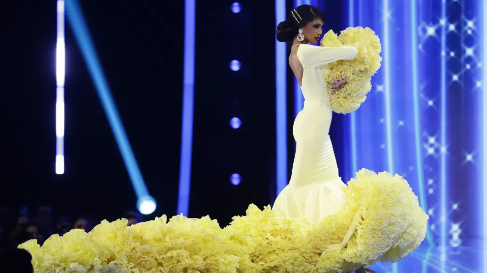 Miss Universo España, Athenea Pérez, desfilando durante la gala de traje típico de Miss Universo 2023