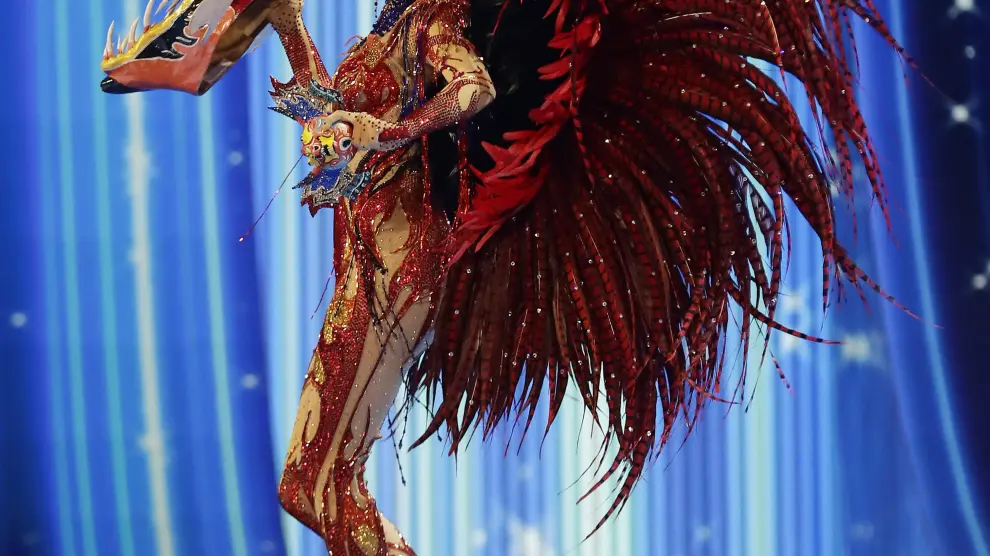 Miss Universo Venezuela, Diana Silva, desfilando durante la gala de traje típico de Miss Universe 2023