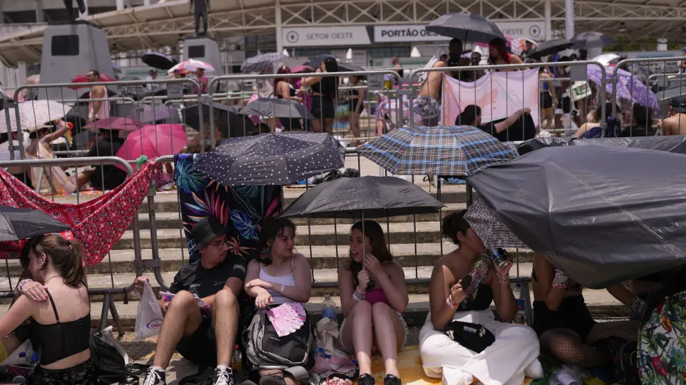 Los fans aguantaron horas de extremo calor antes del concierto