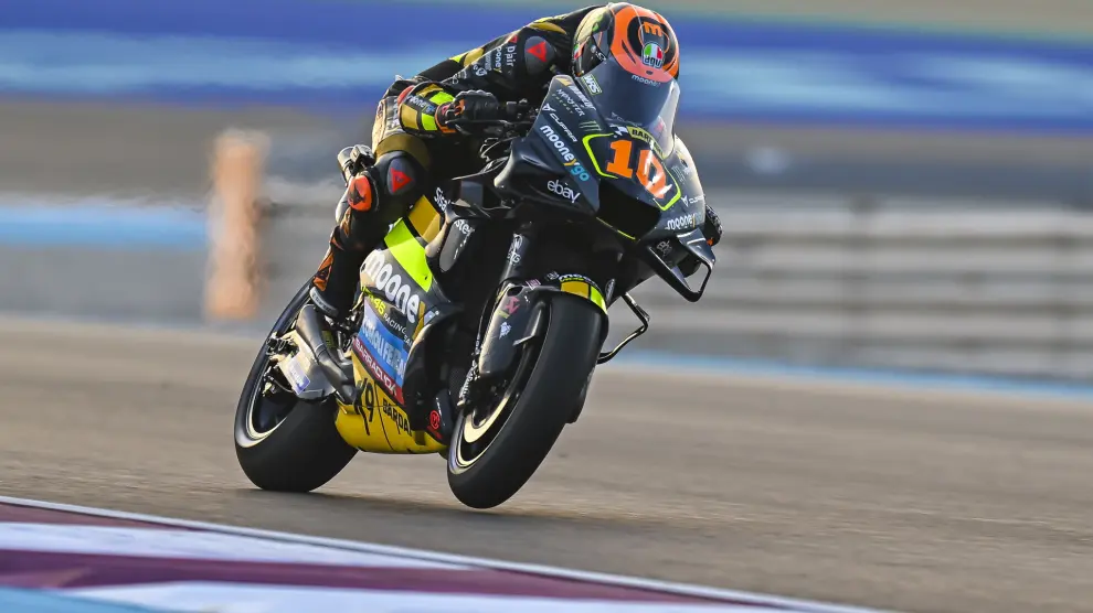 Doha (Qatar), 18/11/2023.- Italian MotoGP rider Luca Marini of Mooney VR46 Racing Team in action during the second free practice session of the Motorcycling Grand Prix of Qatar at the Losail International Circuit in Doha, Qatar, 18 November 2022. (Motociclismo, Ciclismo, Catar) EFE/EPA/NOUSHAD THEKKAYIL