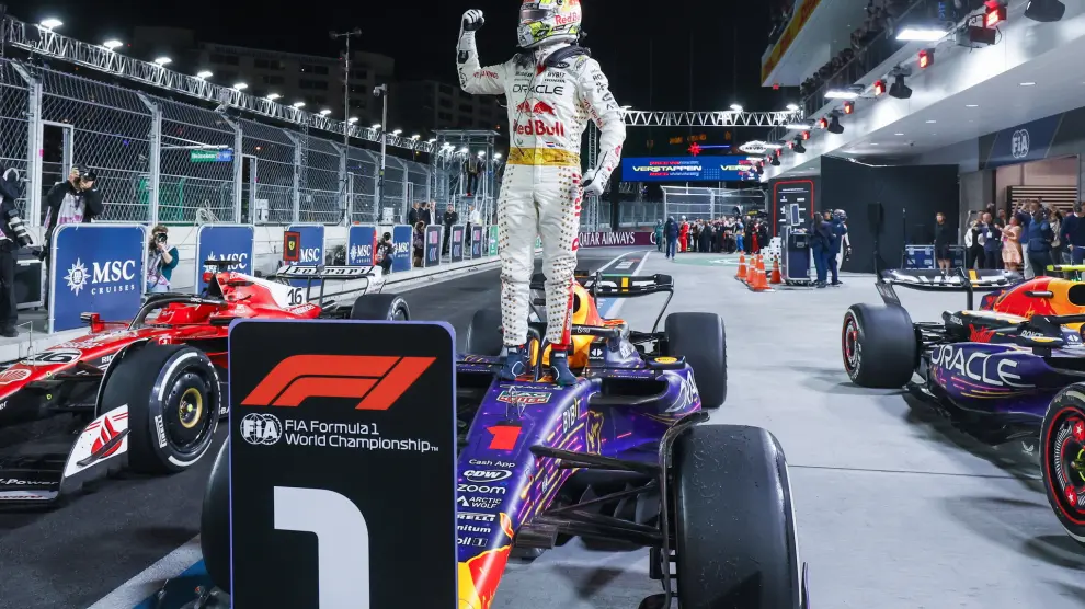 Las Vegas (United States), 19/11/2023.- Dutch Formula One driver Max Verstappen of Red Bull Racing celebrates winning the Formula 1 Las Vegas Grand Prix, in Las Vegas, USA, 18 November 2023. (Fórmula Uno) EFE/EPA/CAROLINE BREHMAN