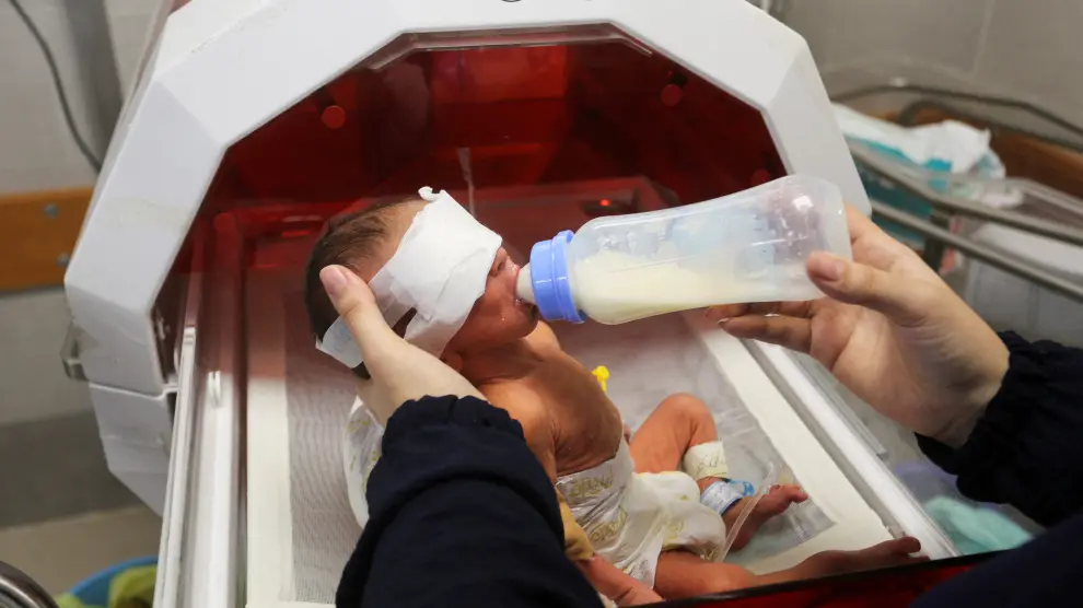 Un bebé alimentado con un biberón en el hospital