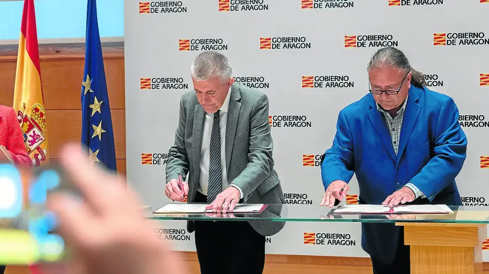 Firma del convenio entre el consejero de Agricultura y el presidente de la RADR.