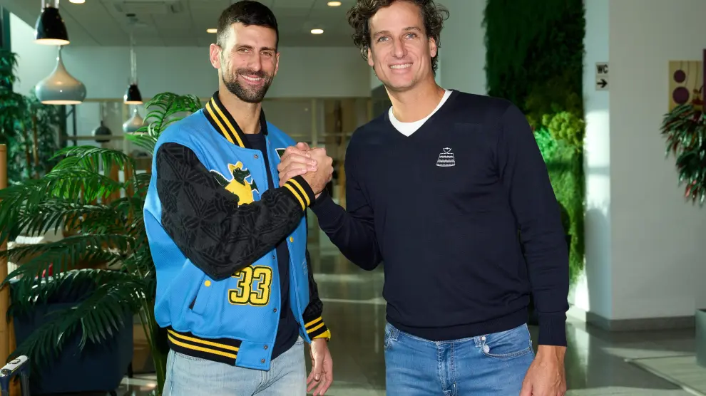 Feliciano López, director de las Finales de Copa Davis 2023, recibe al tenista serbio Novak Djokovic a su llegada este lunes al aeropuerto de Málaga antes de la final de la Copa Davis.