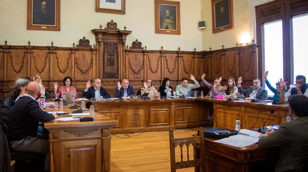 La sesión extraordinaria del pleno ha tenido lugar este lunes en la casa consistorial de plaza de España
