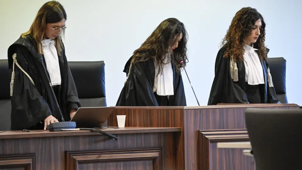 Presidenta de la corte jueza Brigida Cavasino (centro) leyendo el veredicto del juicio ante la mafia italiana 'Ndrangheta.