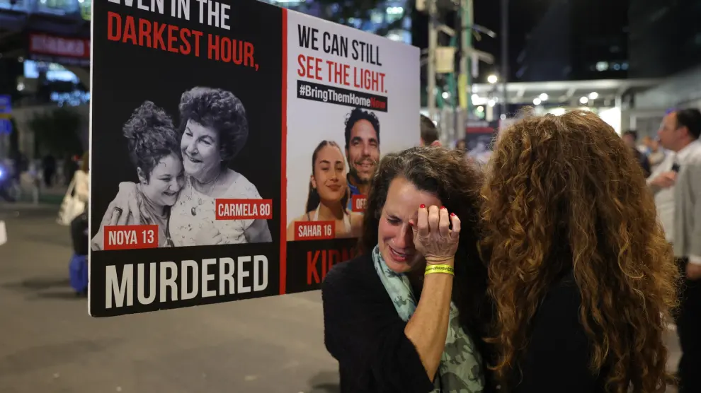 Tel Aviv (Israel), 21/11/2023.- Hadas Kalderon (C), the mother of Israeli hostage Sahar and her husband Ofer Kalderon, cries during a protest calling on the government to sign an agreement with Hamas for a release of hostages outside the Kirya military base in Tel Aviv , Israel , 21 November 2023. Israeli Prime Minister Benjamin Netanyahu will convene his war cabinet later this evening to approve a deal for the release of hostages. According to the Israeli army a total of 236 Israelis including 40 children are still in captivity in Gaza. More than 12,500 Palestinians and at least 1,200 Israelis have been killed, according to the Israel Defense Forces (IDF) and the Palestinian health authority, since Hamas militants launched an attack against Israel from the Gaza Strip on 07 October, and the Israeli operations in Gaza and the West Bank which followed it. (Protestas) EFE/EPA/ABIR SULTAN