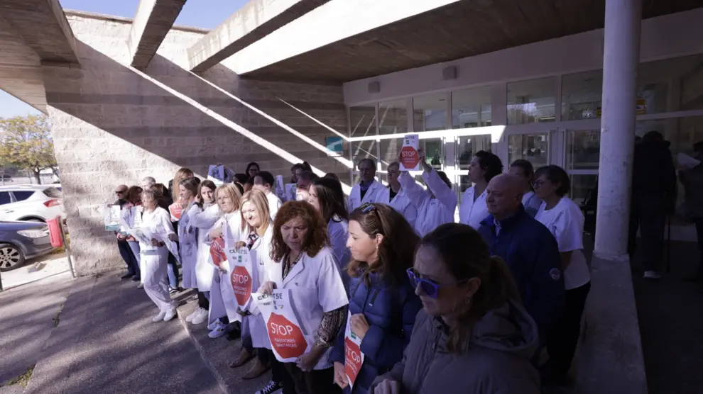 La protesta se ha realizado frente a la puerta del centro de salud de Casetas, este miércoles.