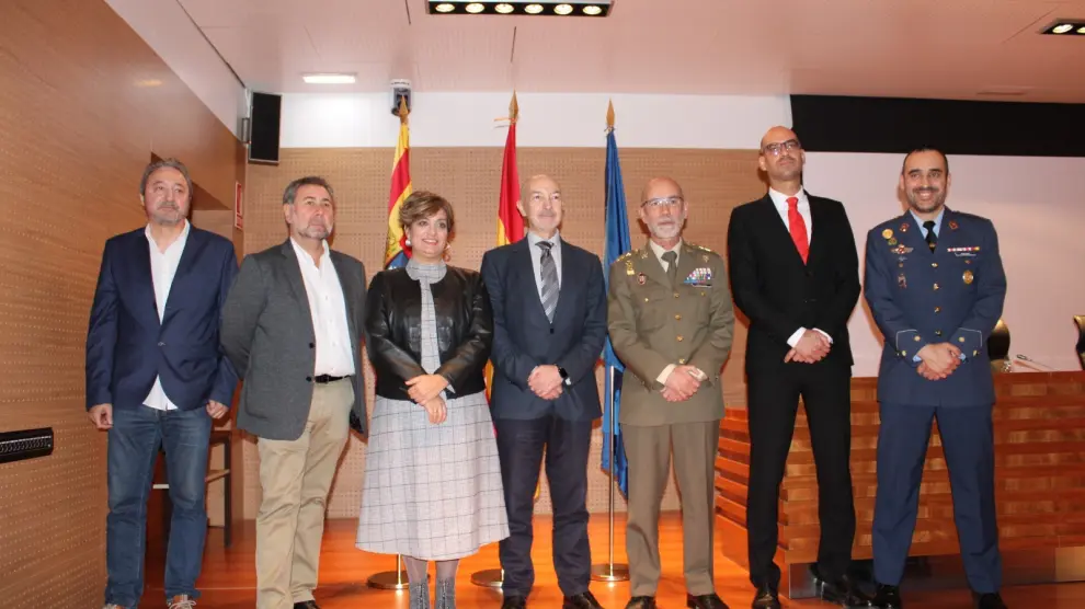 La entrega de diplomas ha sido presidida por el delgado del Gobierno, Fernando Beltrán, la directora provincial del SEPE, Laura Carvajal; y el delegado de Defensa en Aragón, Conrado Cebollero.