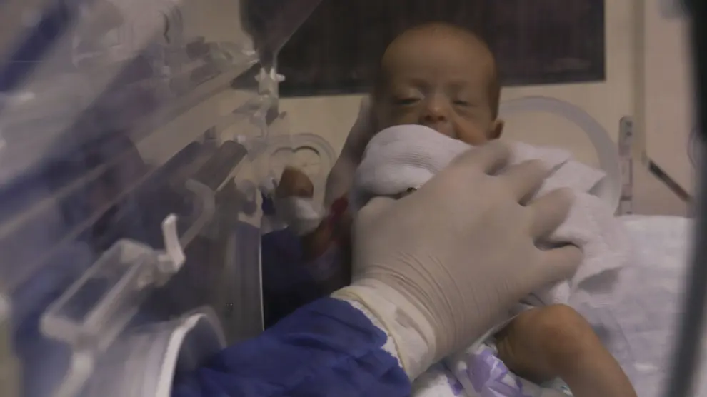 El personal sanitario del Hospital de Al Arish cuida de los niños prematuros que fueron evacuados esta semana de la Franja de Gaza hacia Egipto