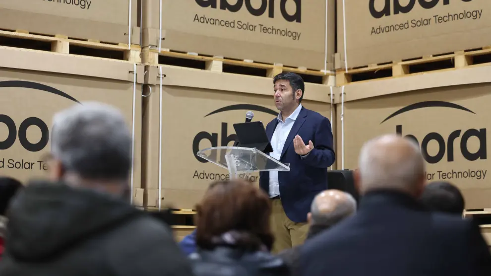 El fundador de Abora Solar, Alejandro del Amo, durante su intervención en el acto inaugural de la planta de la empresa en el polígono Malpica de Zaragoza.