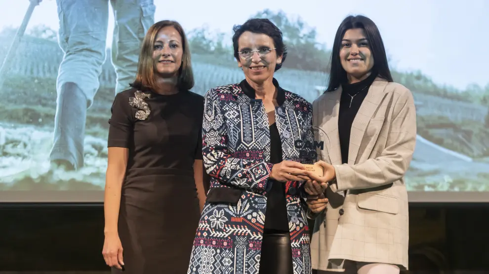 Pilar y Águeda Funamal reciben el premio de manos de Blanca Delso, directora financiera de DFGrupo. guillermo mestre