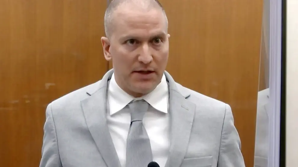 En esta imagen tomada de un vídeo aparece el expolicía de Minneapolis Derek Chauvin, a su llegada a los juzgados en junio de 2021. Fue condenado por matar a George Floyd