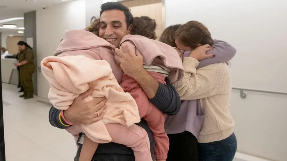 An Israeli family is reunited with released Israeli hostages shortly after their arrival in Israel on November 24, after being held hostage by the Palestinian militant group Hamas in the Gaza Strip, at an unknown location in Israel, in this handout picture released by the Israeli Prime Ministers Office on November 25, 2023. Israeli Prime Ministers Office/Handout via REUTERS. THIS IMAGE HAS BEEN SUPPLIED BY A THIRD PARTY. [[[REUTERS VOCENTO]]]