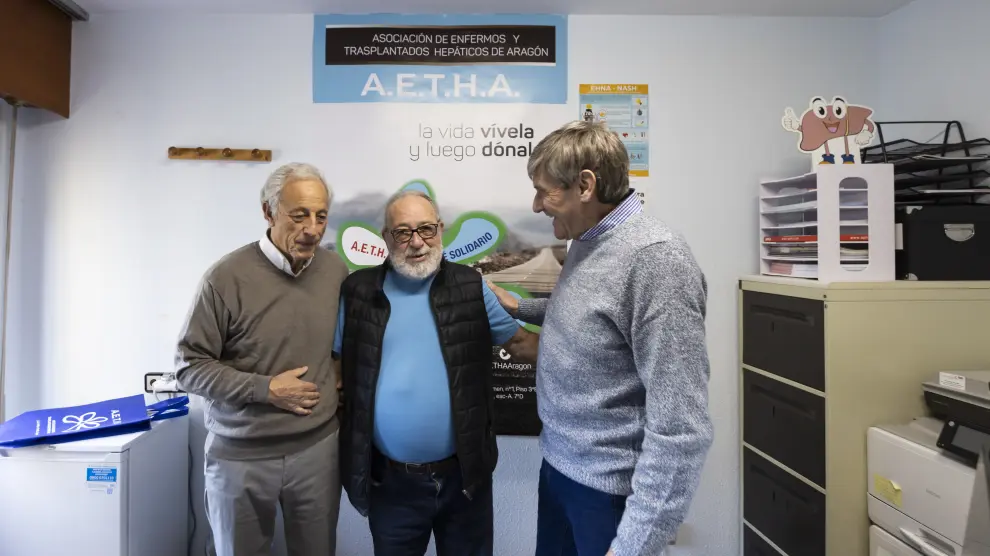 Agustín García Gil, Luis Marco y Javier Arredondo, en la sede de la Asociación de Enfermos y Trasplantados Hepáticos de Aragón.