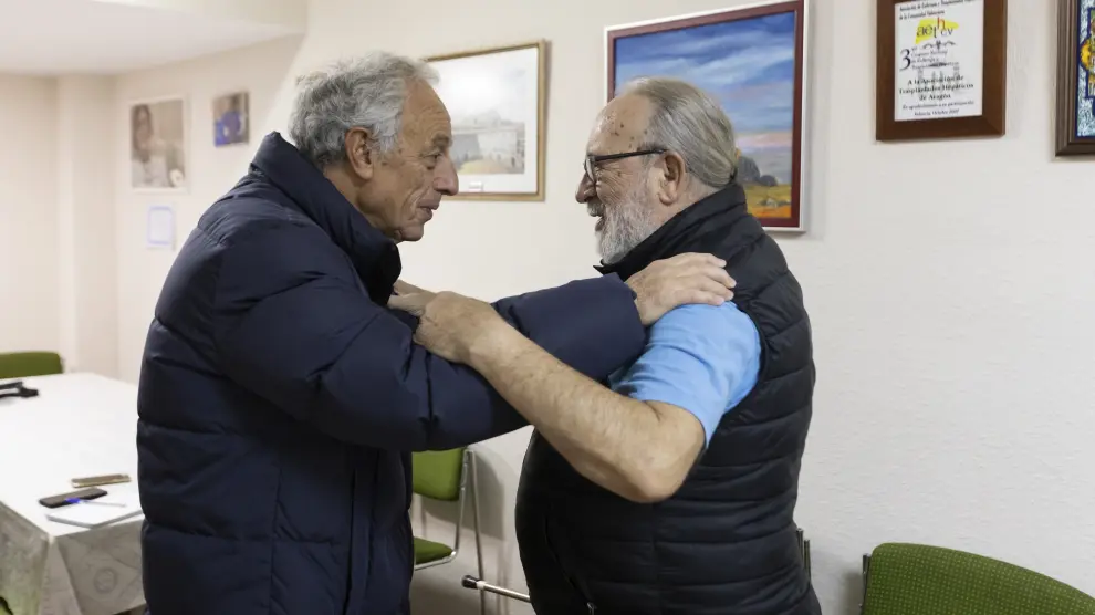 El doctor Agustín García Gil y Luis Marco se funden en un abrazo en la sede de Aetha.