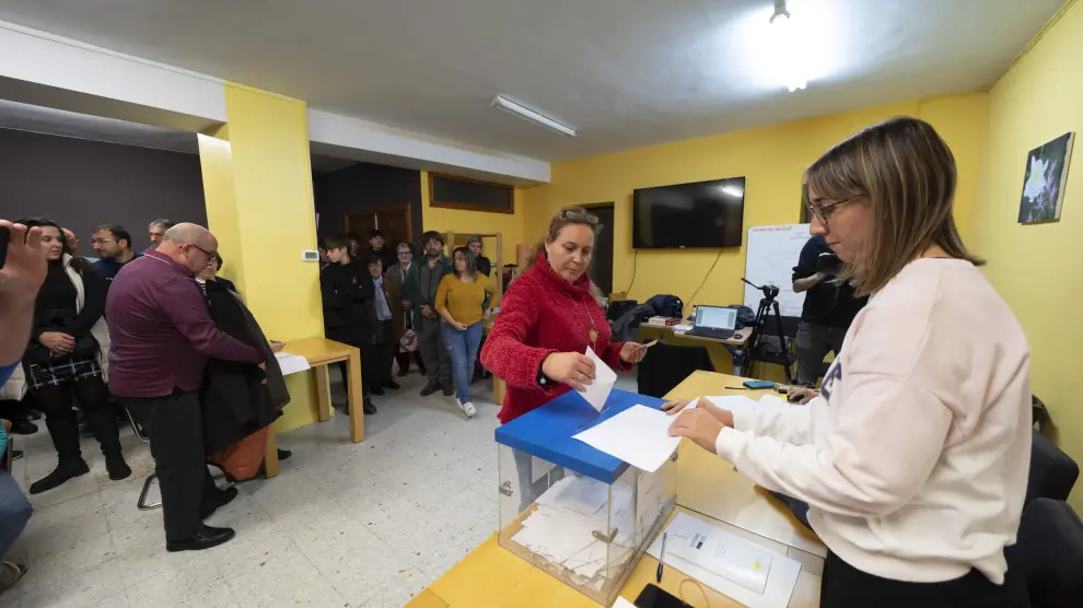 Una electora deposita su voto en las elecciones locales celebradas hoy en Monroyo.
