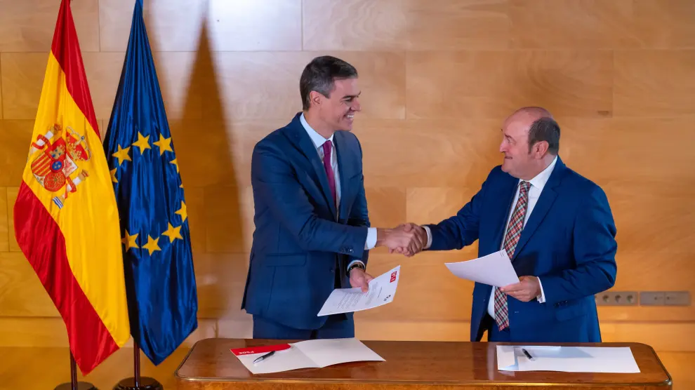 Pedro Sánchez y Andoni Ortuzar firman el pacto de investidura entre el PSOE y el PNV.
