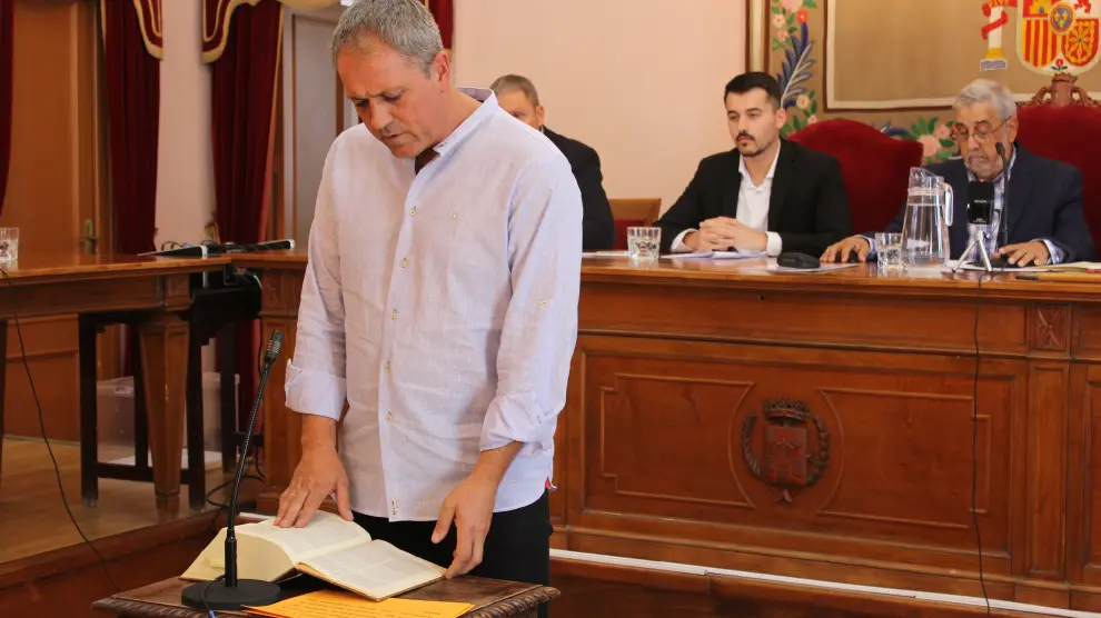 El portavoz del PP, Valeriano Tella, durante el pleno de constitución del Ayuntamiento de Sariñena
