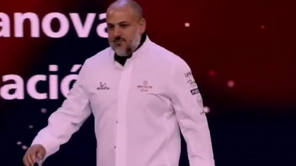 Momento en el que Eduardo Salanova se pone la chaquetilla y recibe la Estrella Michelin para Canfranc Express.