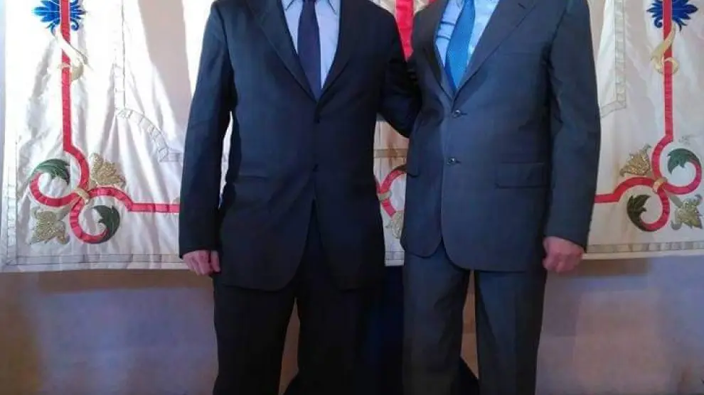 Alberto Jiménez Schumacher junto a su tutor Carlos López Otín, cuando fue doctor honoris causa en la Universidad de Zaragoza.