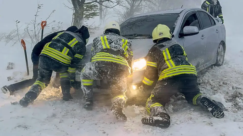 Los bomberos rescatando un coche atrapado por el temporal en Odesa.