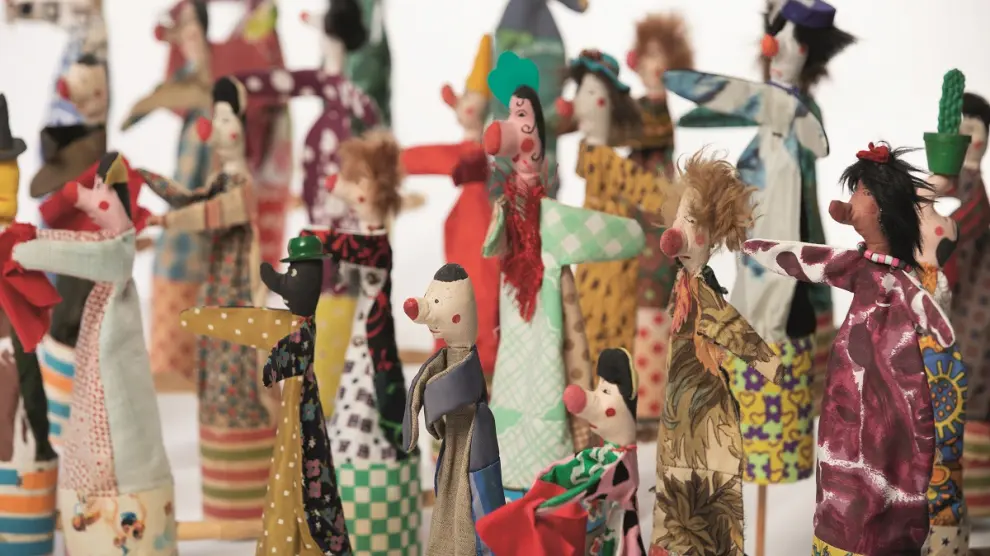 La colección de Javier Santos Lloro la forman piezas muy diversas, desde juguetes a cerámicas pasando por cuadros y tallas románicas.