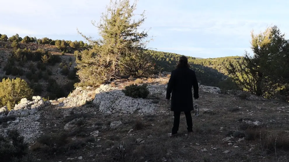 Jaime Fierro, de espaldas, en el entorno de Jabaloyas, escenario de su cortometraje.