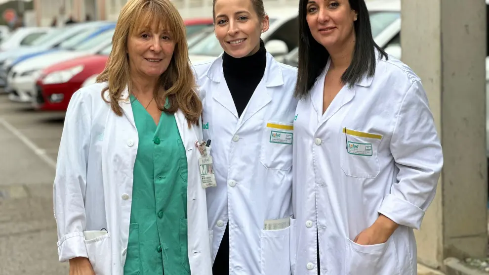 Las doctoras Ibáñez, Rivero y Arévalo, con la entrada al Servicio de Oncología del Hospital de Barbastro al fondo.