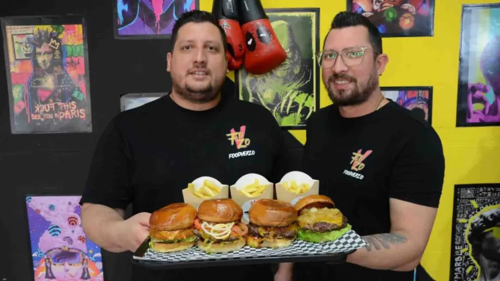 Los hermanos Rubertone, con algunas de sus hamburguesas de su bar FoodVerzo en el Arrabal de Zaragoza.