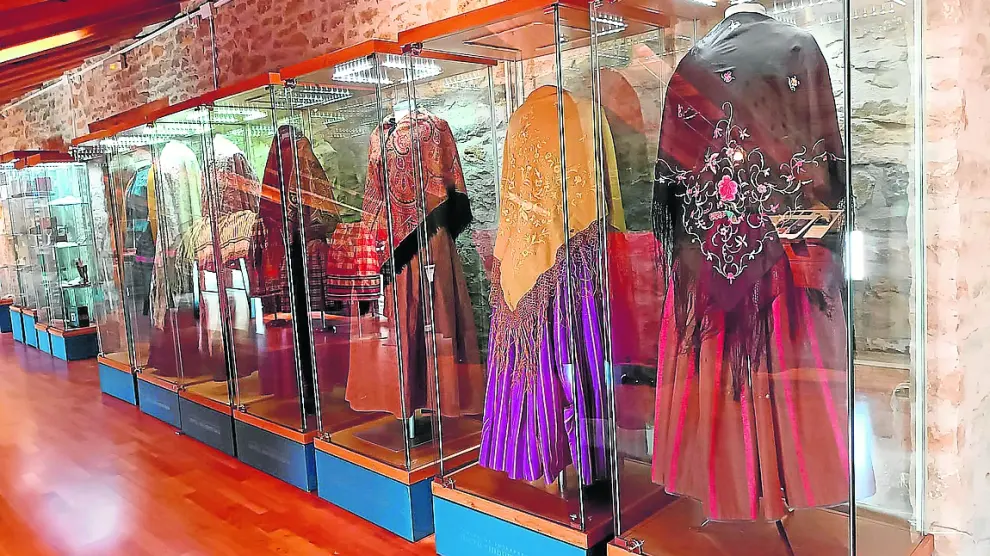 Vestidos femeninos de fiesta expuestos en el Centro de Interpretación del Textil de La Iglesuela.
