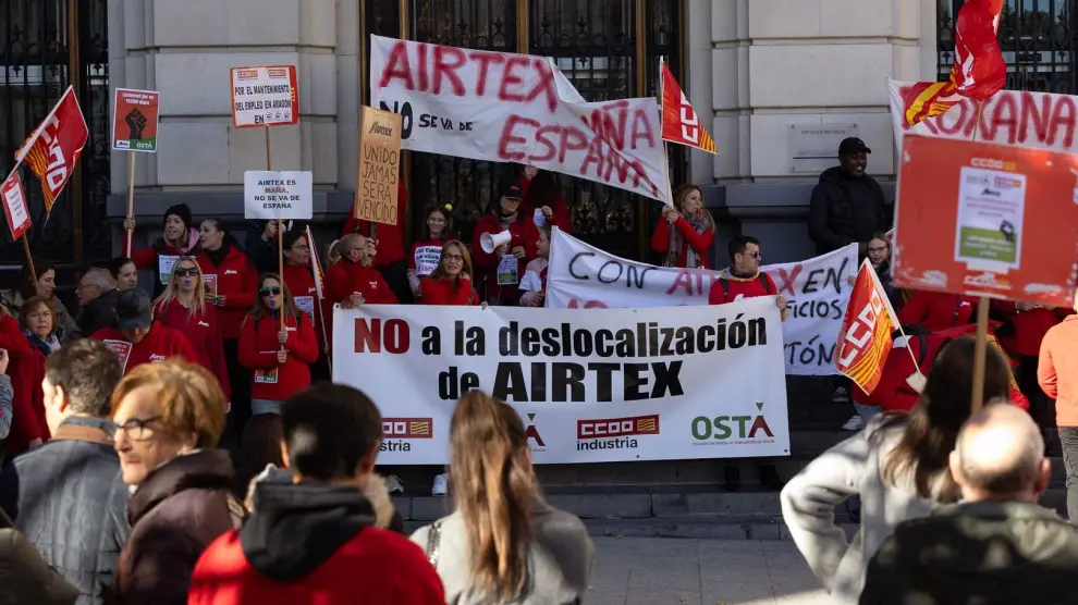 Protesta contra la deslocalización de producción de la empresa zaragozana Airtex a Rumanía.
