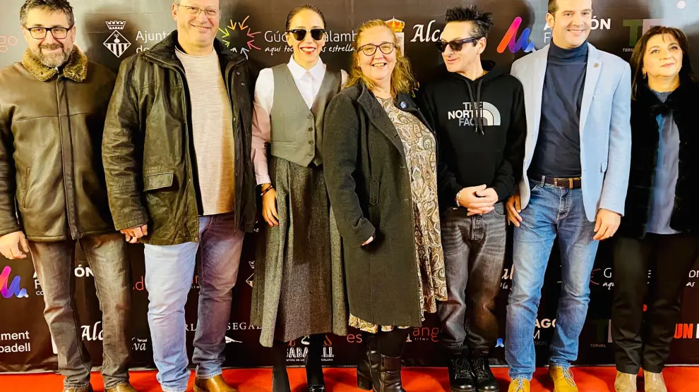 En el centro, Amparo Atienza, alcaldesa de Alcalá de la Selva, entre el director, Tony Andújar, y la productora de la película, Carolina Garrido. Junto a ellos, algunos alcaldes de la zona.