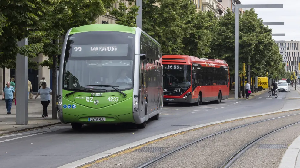 Uno de los nuevos buses eléctricos, junto al modelo anterior, en el paseo de la Independencia de Zaragoza