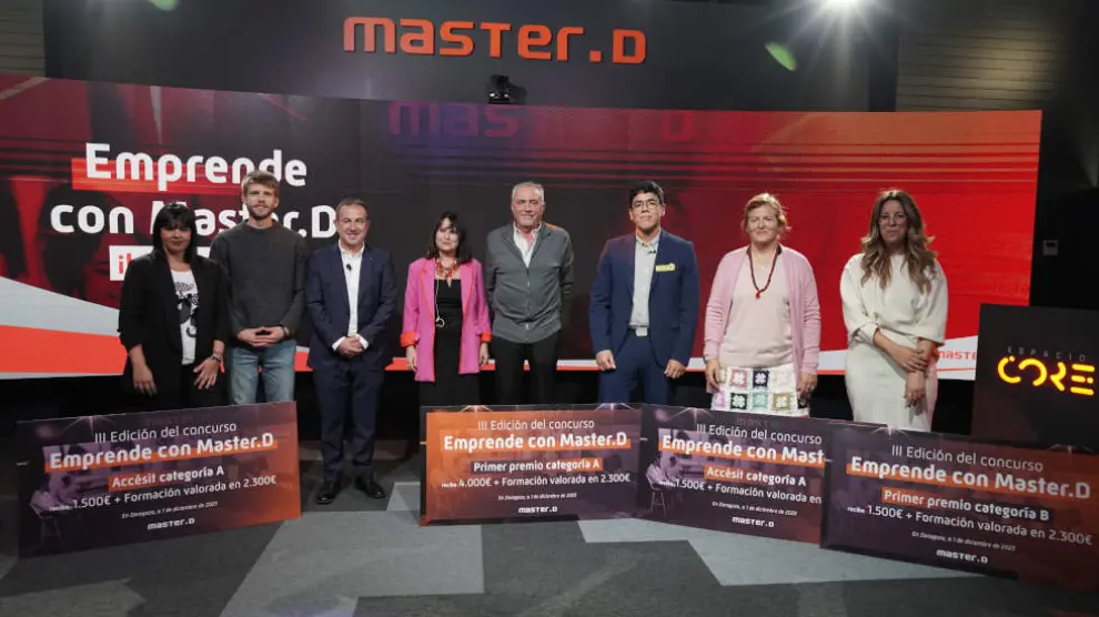 Los galardonados y finalista en la III Edición de MasterD Emprende junto a los miembros del jurado.