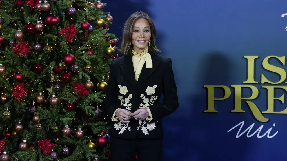 -FOTODELDÍA- MADRID, 04/12/2023.- Isabel Preysler presenta, acompañada por Carlos Latre, el programa especial de Navidad que estrena el 5 de diciembre en Disney+. EFE/Borja Sánchez Trillo
