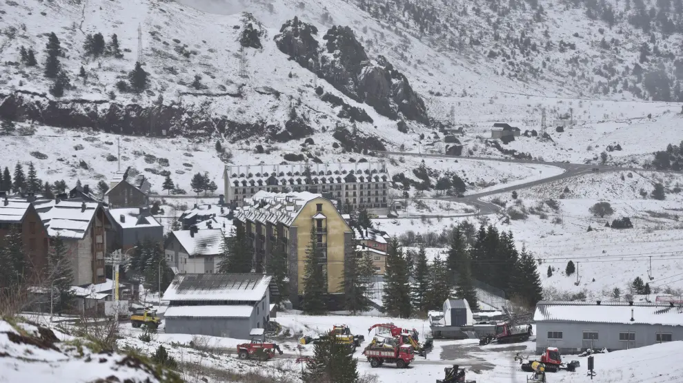 La nieve ha regresado este lunes a las cumbres del Pirineo aragonés