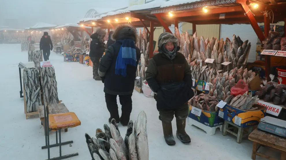 Vendor Yegor Dyachkovsky stands next to deep-frozen fish at an open-air market on a frosty day in Yakutsk, Russia, December 5, 2023. Temperatures in parts of the Sakha Republic, also known as Yakutia and located in the northeastern part of Siberia, went below minus 50 degrees Celsius (minus 58 degrees Fahrenheit) on December 5. REUTERS/Roman Kutukov [[[REUTERS VOCENTO]]]