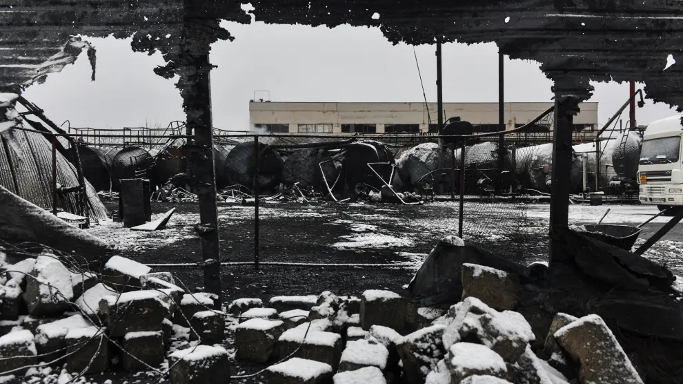 Una vista muestra un depósito de petróleo afectado por recientes bombardeos durante el conflicto entre Rusia y Ucrania en Donetsk