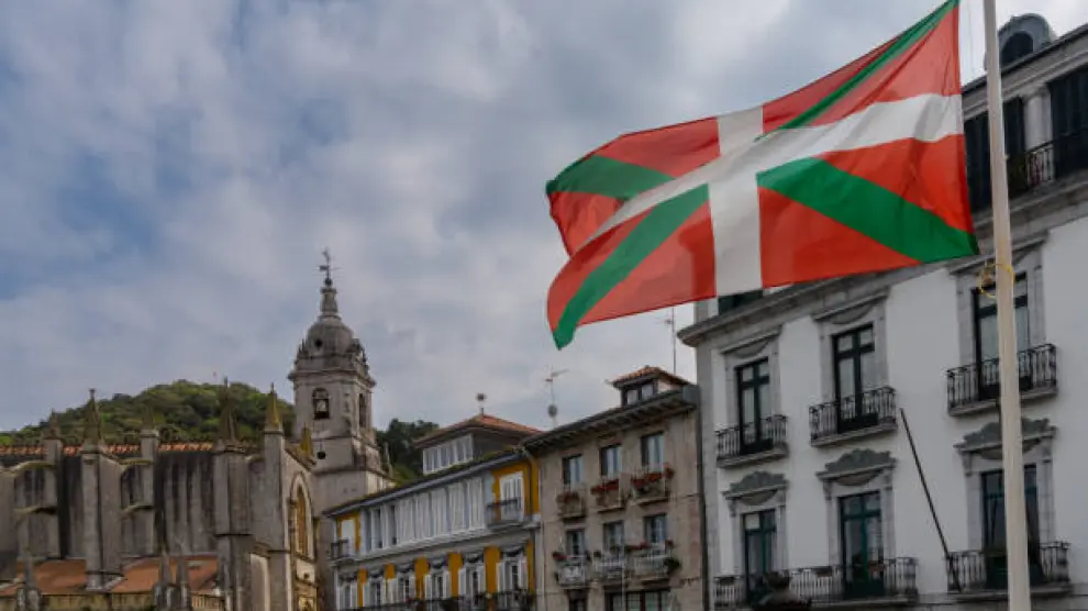 El centro de Lekeitio con edificios históricos y la bandera del País Vasco