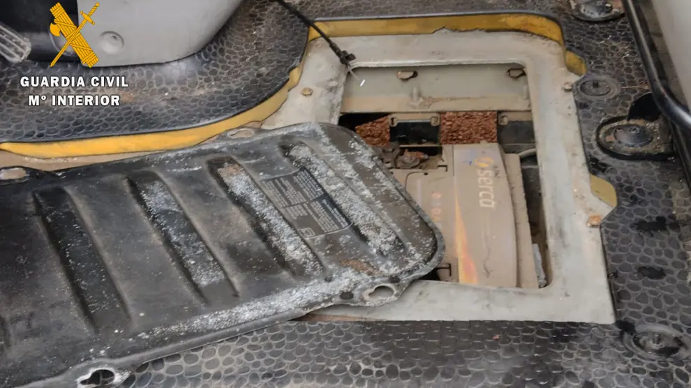 El doble fondo del coche en cuyo interior había una bolsa de plástico que contenía 2,9 kg de marihuana