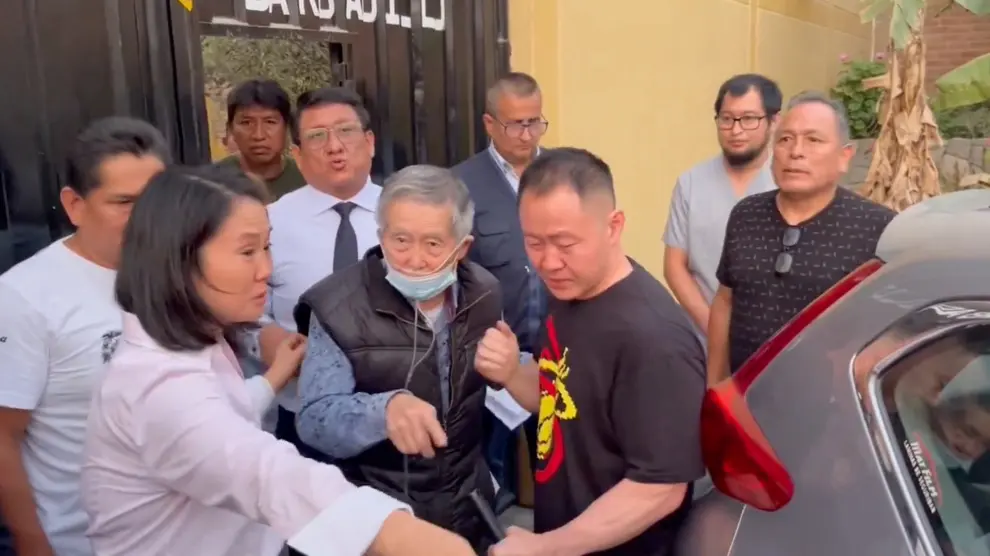 Former Peruvian President Alberto Fujimori, accompanied by his children Keiko and Kenji, leaves prison after being released following the restoration of a contentious 2017 pardon on humanitarian grounds, on the outskirts of Lima, Peru, December 6, 2023 in this screengrab from social media video.    Courtesy Elio Riera/via REUTERS    THIS IMAGE HAS BEEN SUPPLIED BY A THIRD PARTY. NO RESALES. NO ARCHIVES. [[[REUTERS VOCENTO]]]