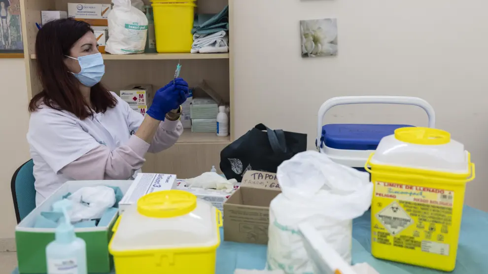 Una enfermera prepara los viales en el centro de salud Delicias Sur de Zaragoza, en diciembre de 2022.