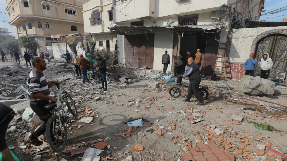 Los palestinos inspeccionan los restos de un ataque aéreo israelí contra la Mezquita y el Hospital de Jaffa en Dair el-Balah